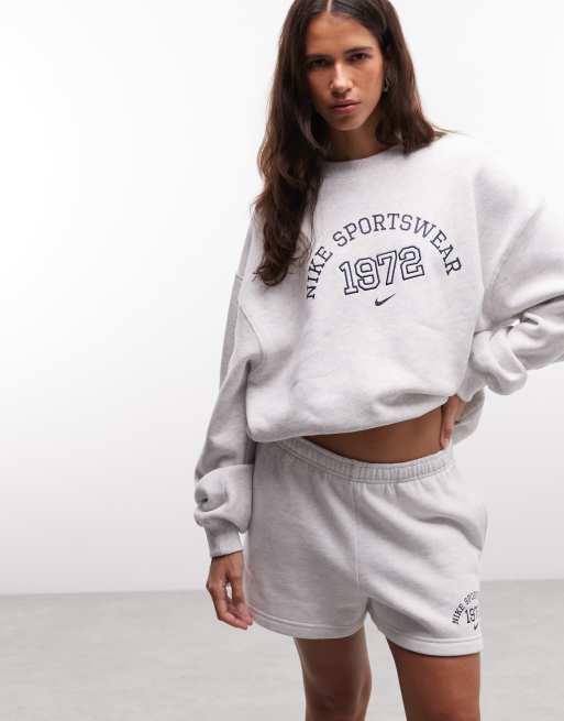 Nike Studio Fleece Varsity-Shorts in Hellgrau, 3 von 5