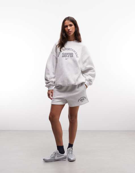 Nike - Studio - Oversized varsity co-ord set van fleece in lichtgrijs - view 1
