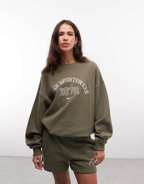Nike - Studio - Sweat-shirt oversize en polaire style universitaire - Kaki - view 1