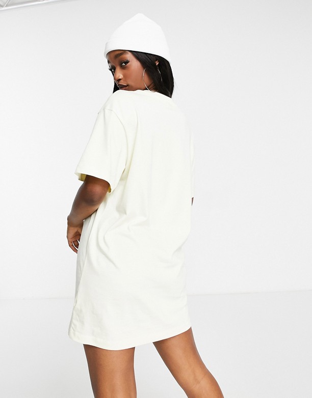 Wylot Nike – Sukienka t-shirtowa z małym logo Swoosh w kolorze złamanej bieli Biały