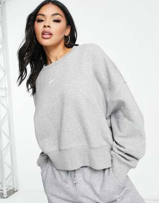 Nike - Super-Oversize-Sweatshirt in Grau und Segelweiß mit kleinem Swoosh-Logo und kurzem Schnitt