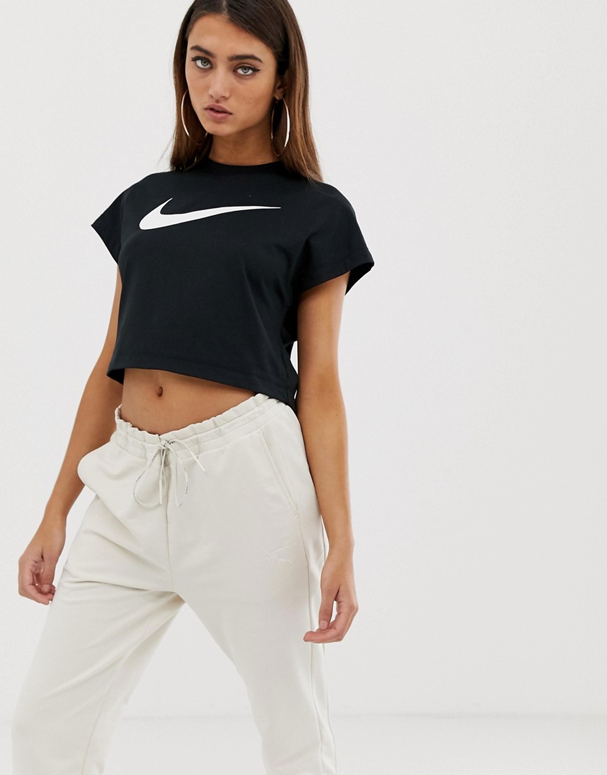 Nike – Svart kort t-shirt med Swoosh-logga