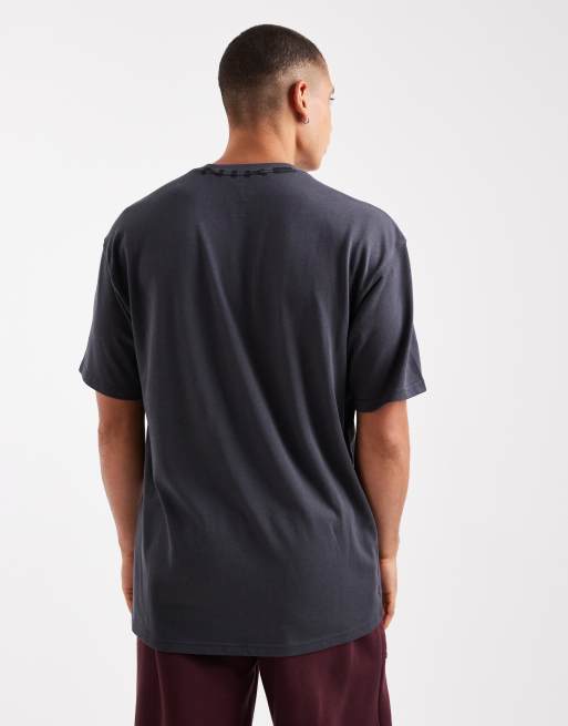 Nike – Svart, kraftig t-shirt med tryck vid kragen, 3 av 5