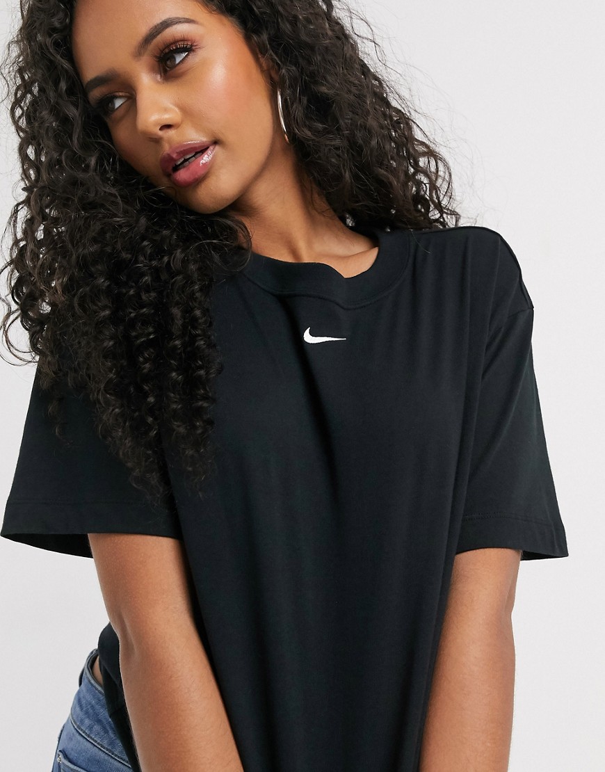 Nike - Svart t-shirt i oversize med swoosh-logga