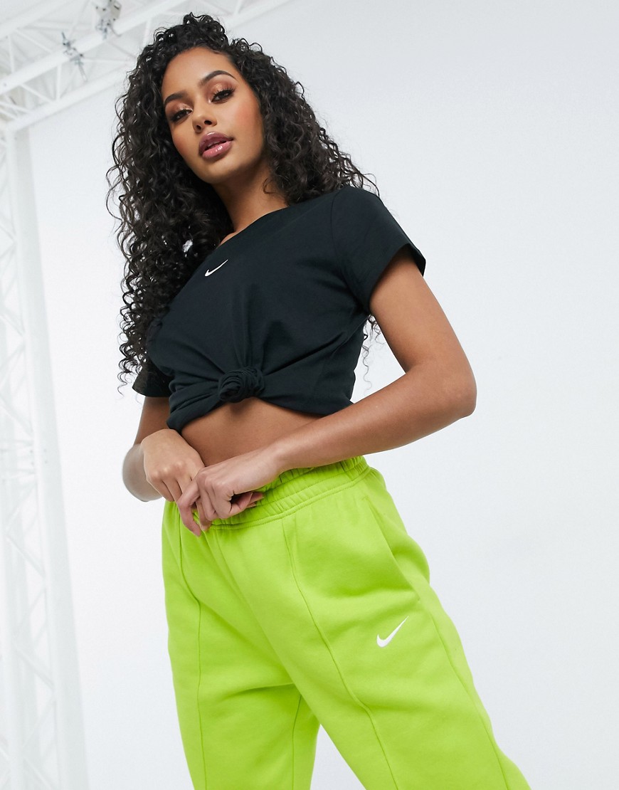 Nike – Svart t-shirt i regular fit med liten swoosh-logga