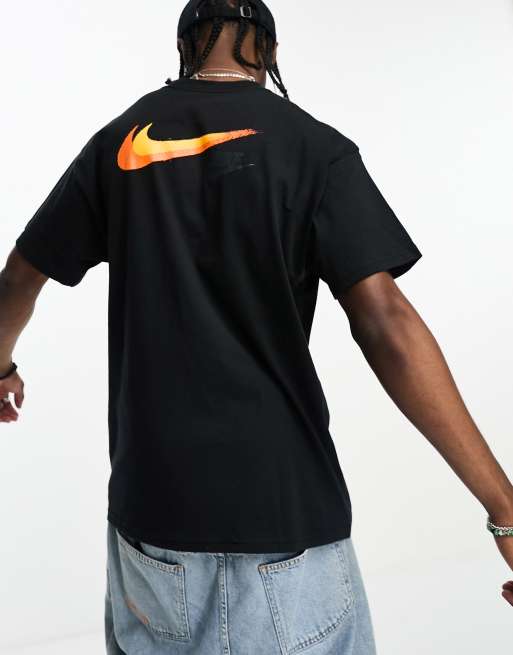Nike – Svart t-shirt med swoosh-logga i graffitistil