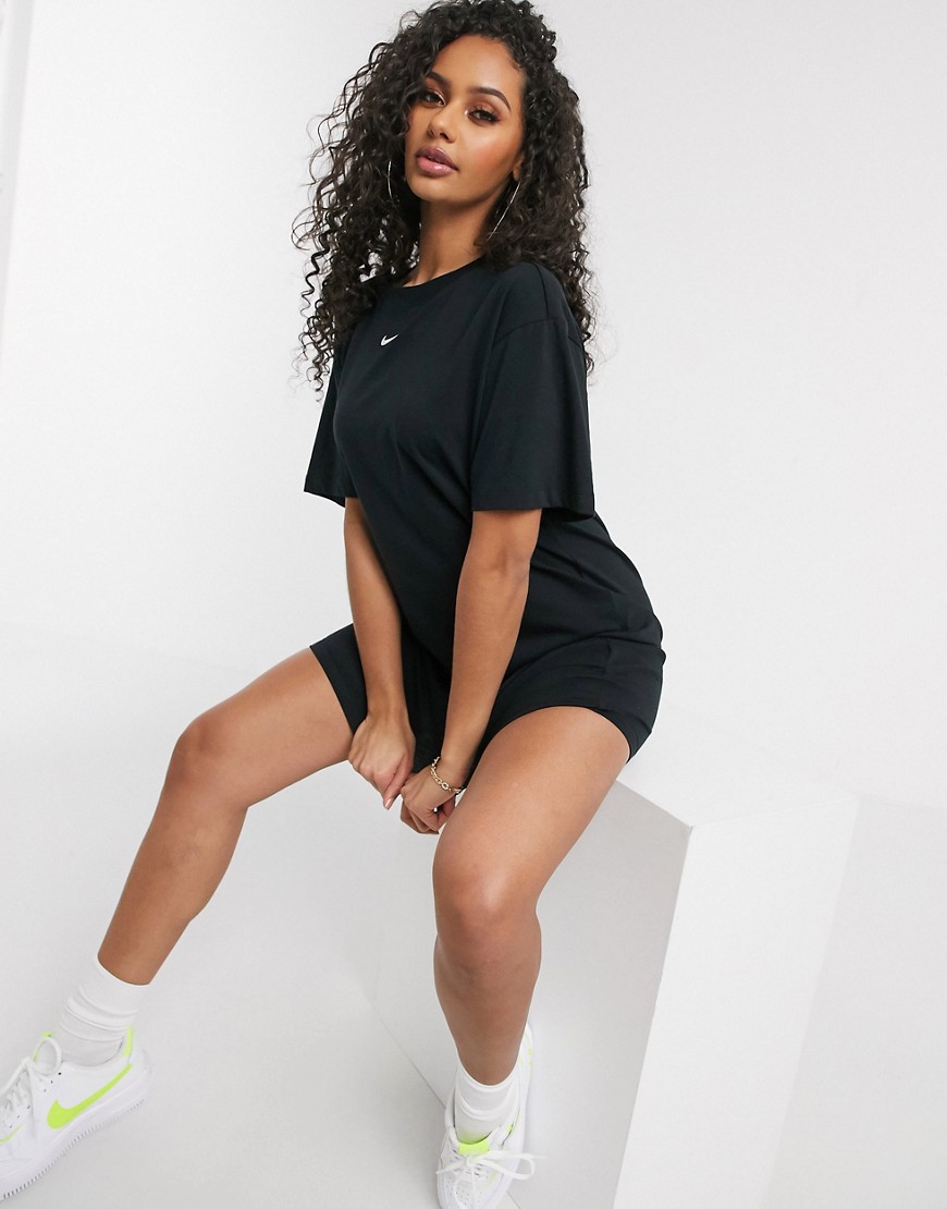Nike – Svart t-shirtklänning i oversie med liten swoosh-logga