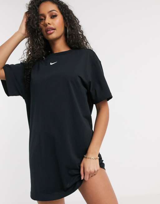 Nike – Svart t-shirtklänning i oversie med liten swoosh-logga