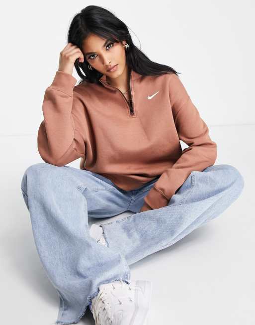 wimper over Neem de telefoon op Nike – Sweatshirt in Tonerde-Rosa mit kleinem Swoosh-Logo und kurzem  Reißverschluss | ASOS