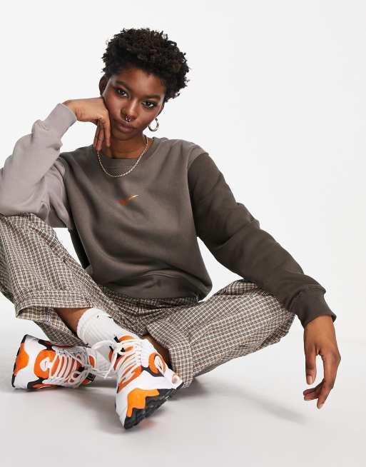 Nike - Sweatshirt med farveblok-design i brun/mørk neutral med metallisk swoosh-logo, 2 af 4