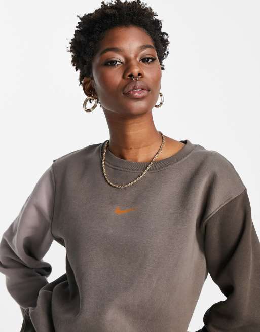 Nike - Sweatshirt med farveblok-design i brun/mørk neutral med metallisk swoosh-logo, 3 af 4