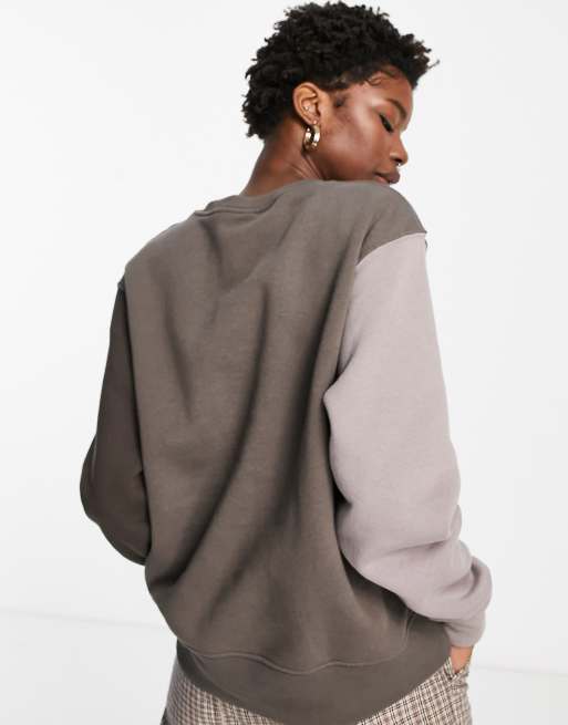Nike - Sweatshirt med farveblok-design i brun/mørk neutral med metallisk swoosh-logo, 4 af 4