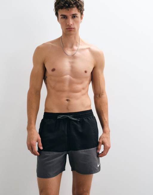 Nike Swim 5" volleyshorts i grå og sort, 2 af 5