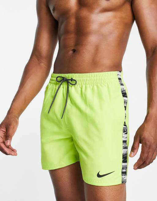 Nike Swimming - 5 inch volleybalshort met logobies in limoengroen