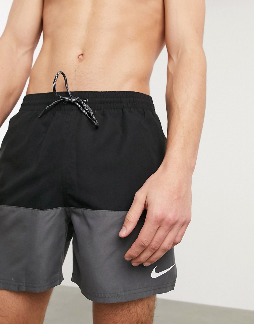 Nike Swimming - 5inch sorte volley-shorts med farveblokke