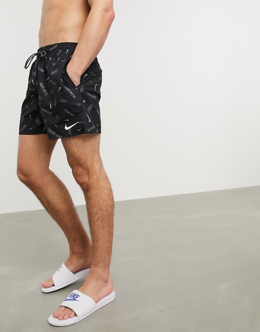 Nike Swimming – 5inch Volley – Svarta shorts med heltäckande Swoosh-logga