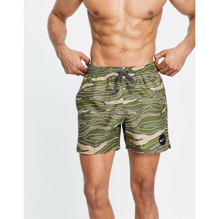 Rusteloos Derbevilletest Verfijning Nike Swimming camo wave shorts in khaki | ASOS