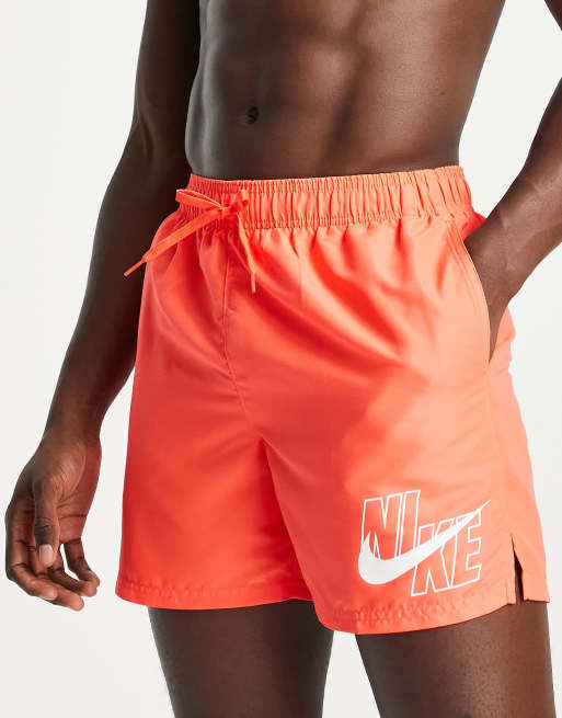 Nike Swimming – Czerwone szorty kąpielowe z dużym logo