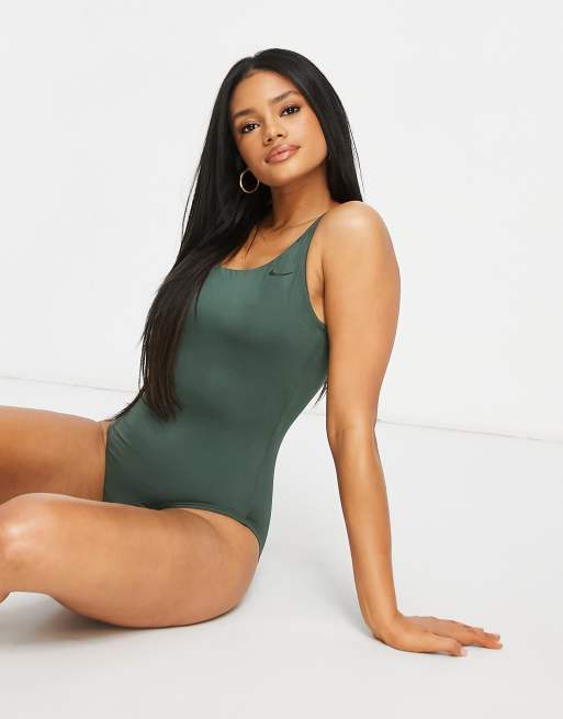 Nike Swimming – Essentials – Zielony jednoczęściowy strój kąpielowy z dekoltem w kształcie litery U na plecach