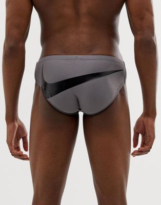 Nike Swimming – Exclusive – Grå trunks med stor swoosh-logga NESS9098-071