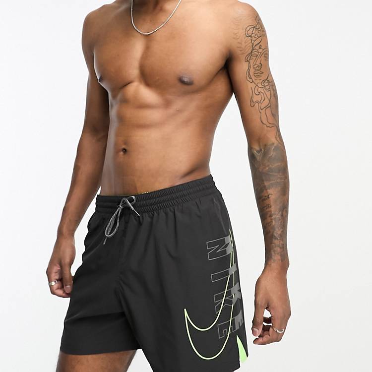Nike Swimming – Explore – Badeshorts in Schwarz mit großem Logo an der  Seite, 5 Zoll | ASOS