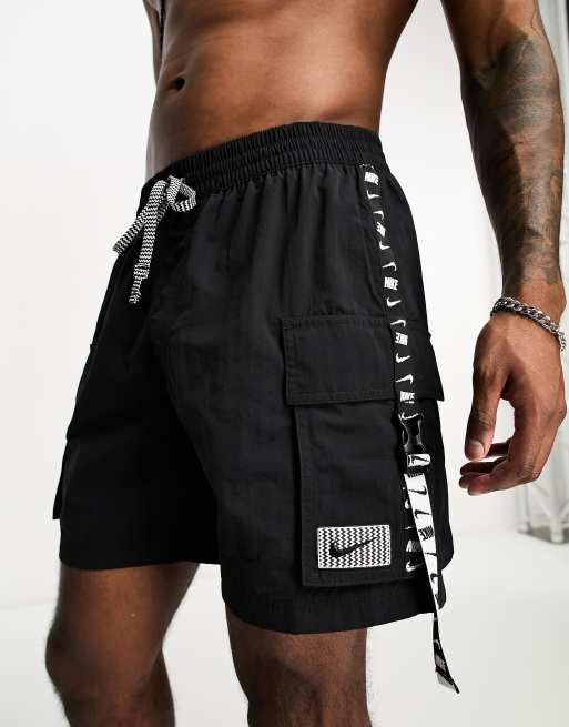 Nike Swimming – Icon – Volley-Badeshorts in Schwarz mit Zierbändern und Cargotaschen, 7 Zoll Schrittlänge