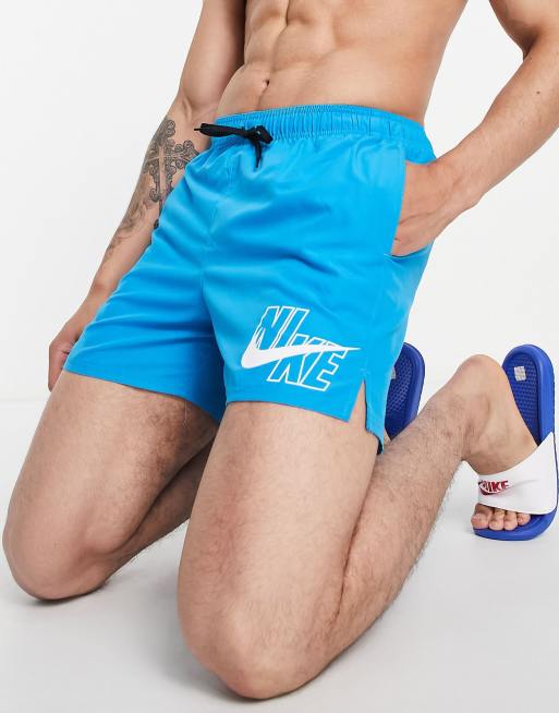 Nike Swimming – Niebieskie szorty kąpielowe z logo Swoosh