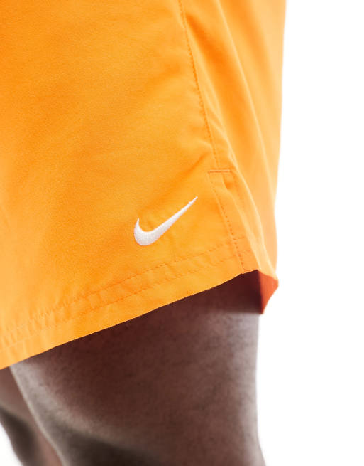 Nike Swimming Plus – Essential – Orange badshorts i volleystil på 5 tum, 3 av 4