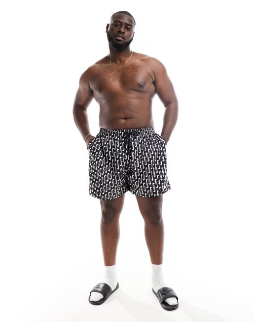 Nike Swimming Plus - Swoosh Link - Short de bain 9 pouces style volley imprimé sur l'ensemble - Noir