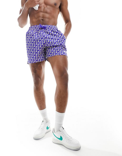 Nike Swimming - Swoosh Link - Short de bain court 5 pouces imprimé sur l'ensemble - Violet persan