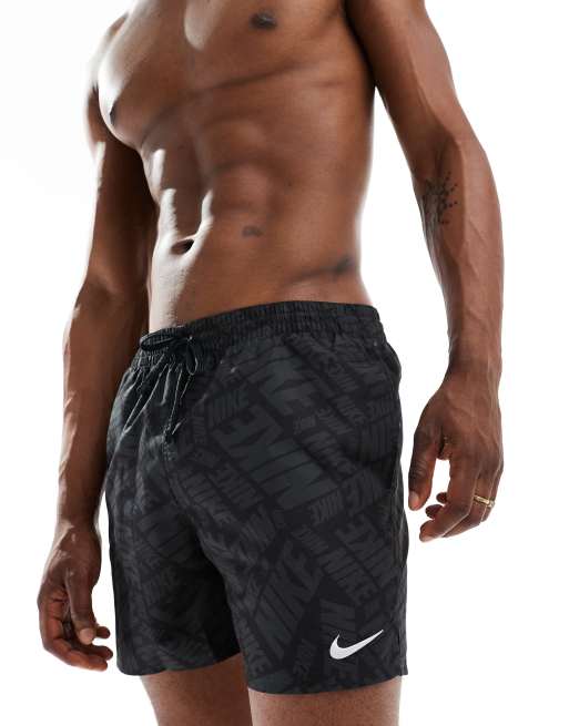 Nike Swimming – Tossed Block – Svarta badshorts i volleystil med heltäckande logga, 7 tum