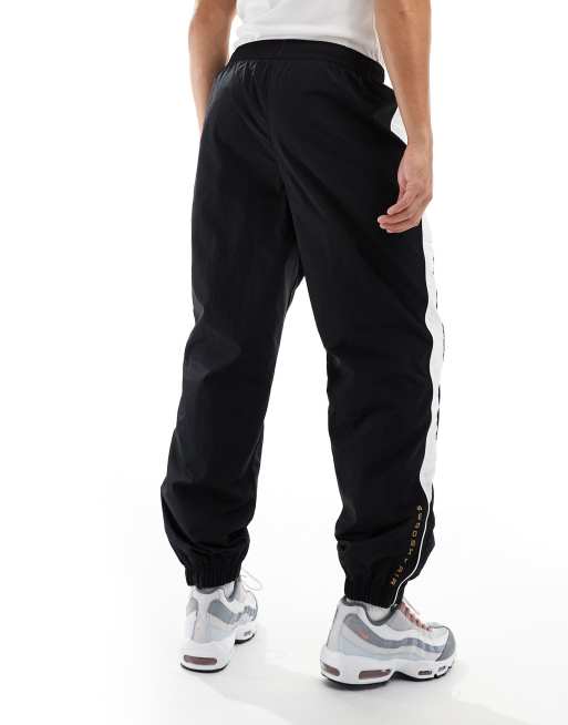 Nike – Swoosh Air – Czarno-białe joggersy z tkaniny, 2 z 5