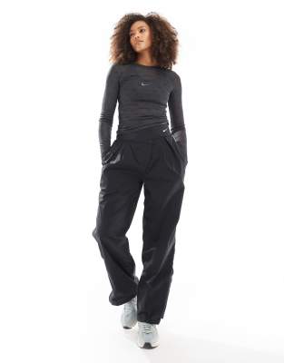 Thumbnail - Nike - Swoosh - Asymmetrische Hose in Schwarz