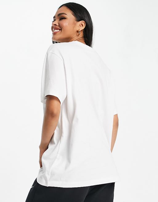 Nike Swoosh boyfriend T-shirt in white Nike Swoosh boyfriend T-shirt in white