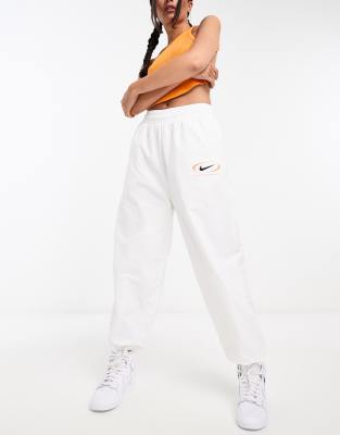 Nike - Swoosh - Fallschirm-Jogginghose aus Webstoff in Weiß