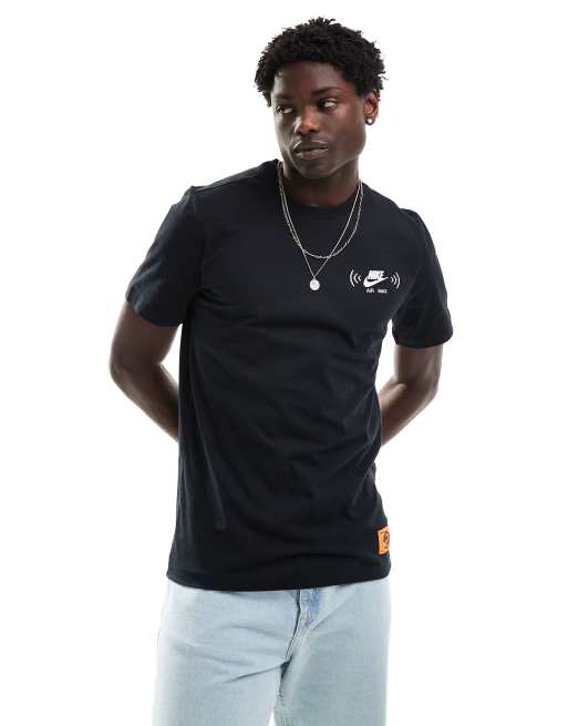 Nike★Swoosh FM graphic バックプリント ブラックＴシャツ Nike Swoosh FM graphic backprint t-shirt in black | ASOS