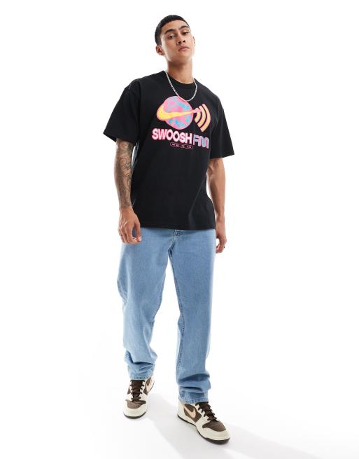 Nike★Swoosh FM graphic バックプリント ブラックＴシャツ Nike Swoosh FM graphic t-shirt in black | ASOS