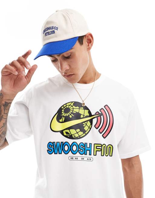 Nike – Swoosh FM – Unisex-T-Shirt in Weiß mit Grafikprint