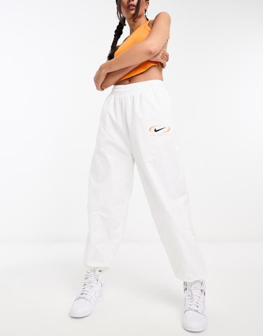 Nike - Swoosh - Geweven parachute-joggingbroek in wit