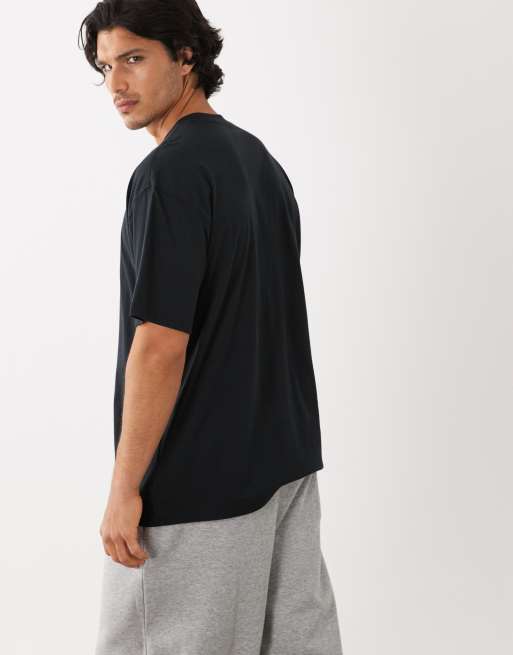 Nike Swoosh graphic T-shirt in black , 3 of 5