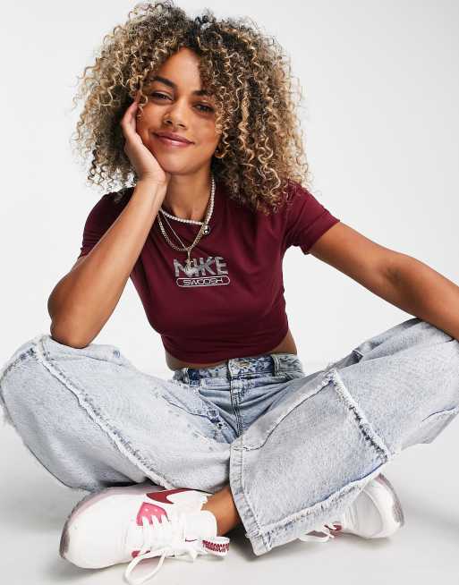 Nike - Swoosh - Smal cropped T-shirt met grafische print in bietenrood
