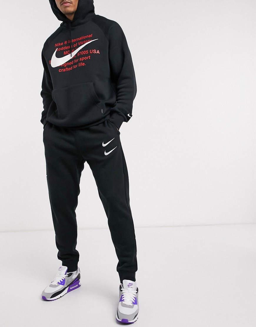 Nike – Swoosh – Svarta mjukisbyxor med muddar och logga