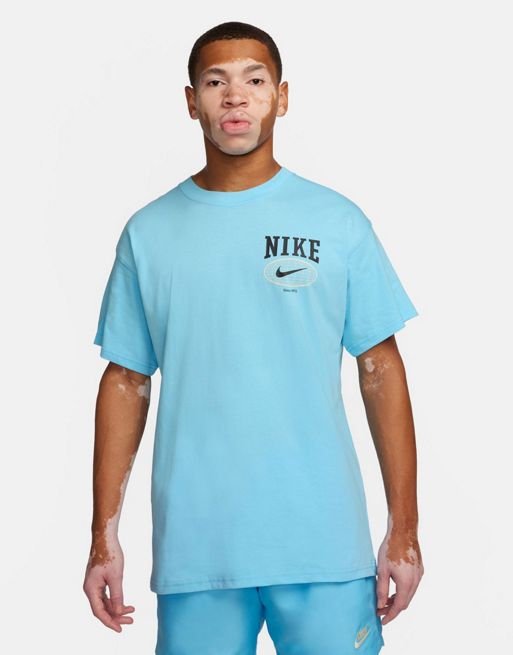 Nike – Swoosh – T-Shirt in Blau mit Grafikprint auf dem Rücken