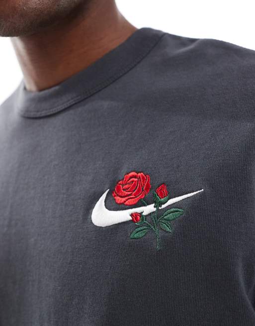 Nike Swoosh T Shirt in Dunkelgrau mit floralem Logo