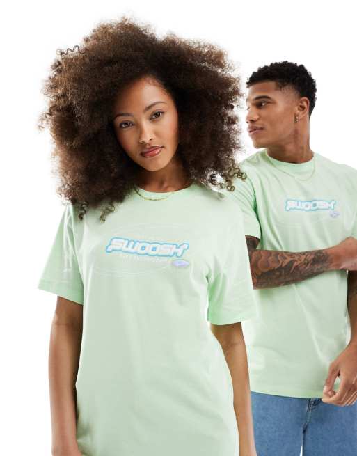 Nike – Swoosh – T-Shirt in Grün mit Grafikprint