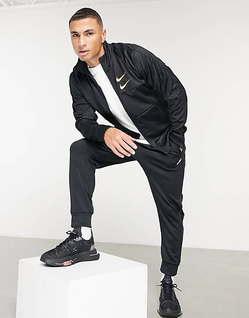Aftrekken jeugd Verzamelen Nike - Swoosh - Trainingsjack in zwart en goud | ASOS