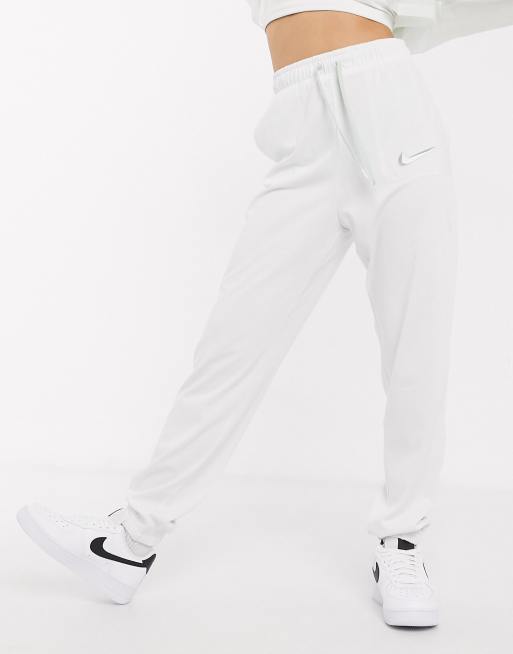 White nike best sale swoosh joggers