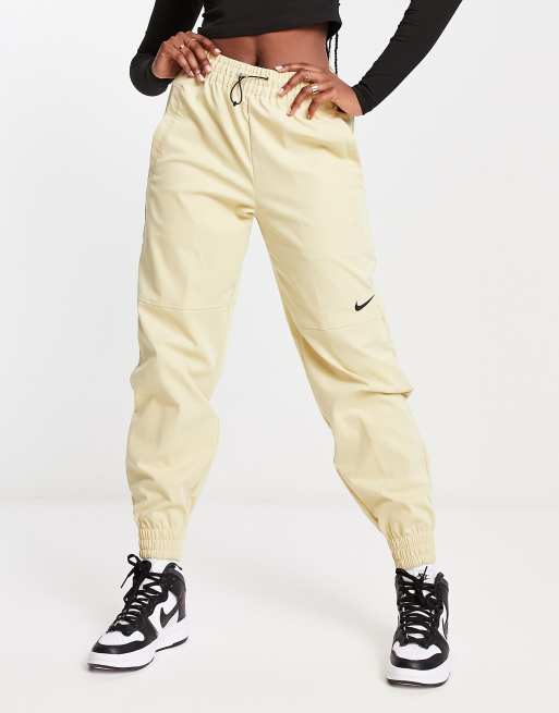 Nike cargo woven 2025 track pants beige