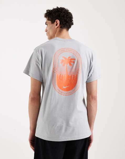 Nike – Szary T-shirt z nadrukiem palmy na plecach - view 1