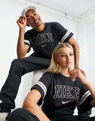Nike - T-shirt à motif style universitaire rétro unisexe - Noir et blanc | ASOS